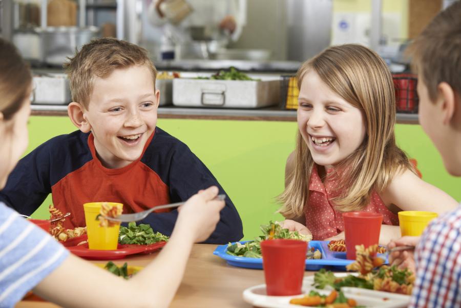 Kinder in der Schulmensa